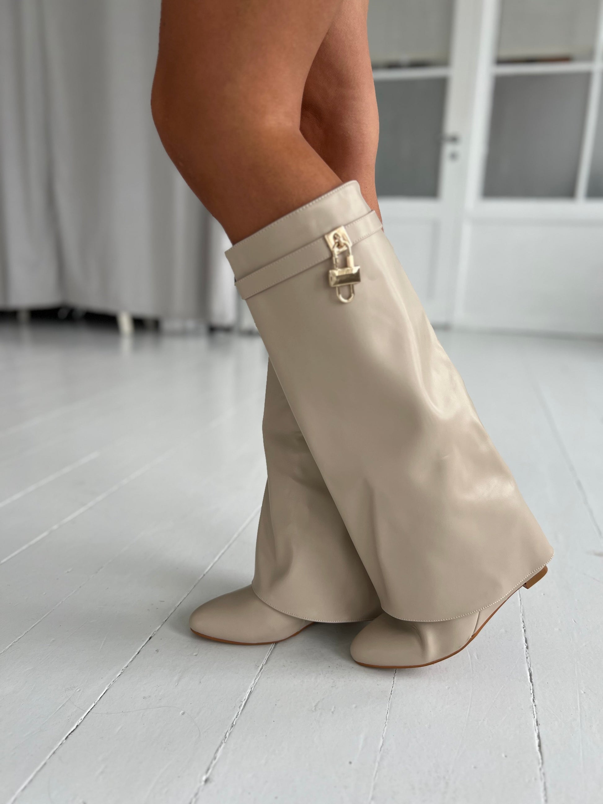 Covana beige heel boots (2301) - Viser støvlens spidse snude - fra webshoppen Aaberg Copenhagen