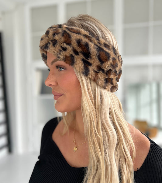 Angel leopard headband (355). Set fra siden, viser leopard detaljer. Aaberg Copenhagen