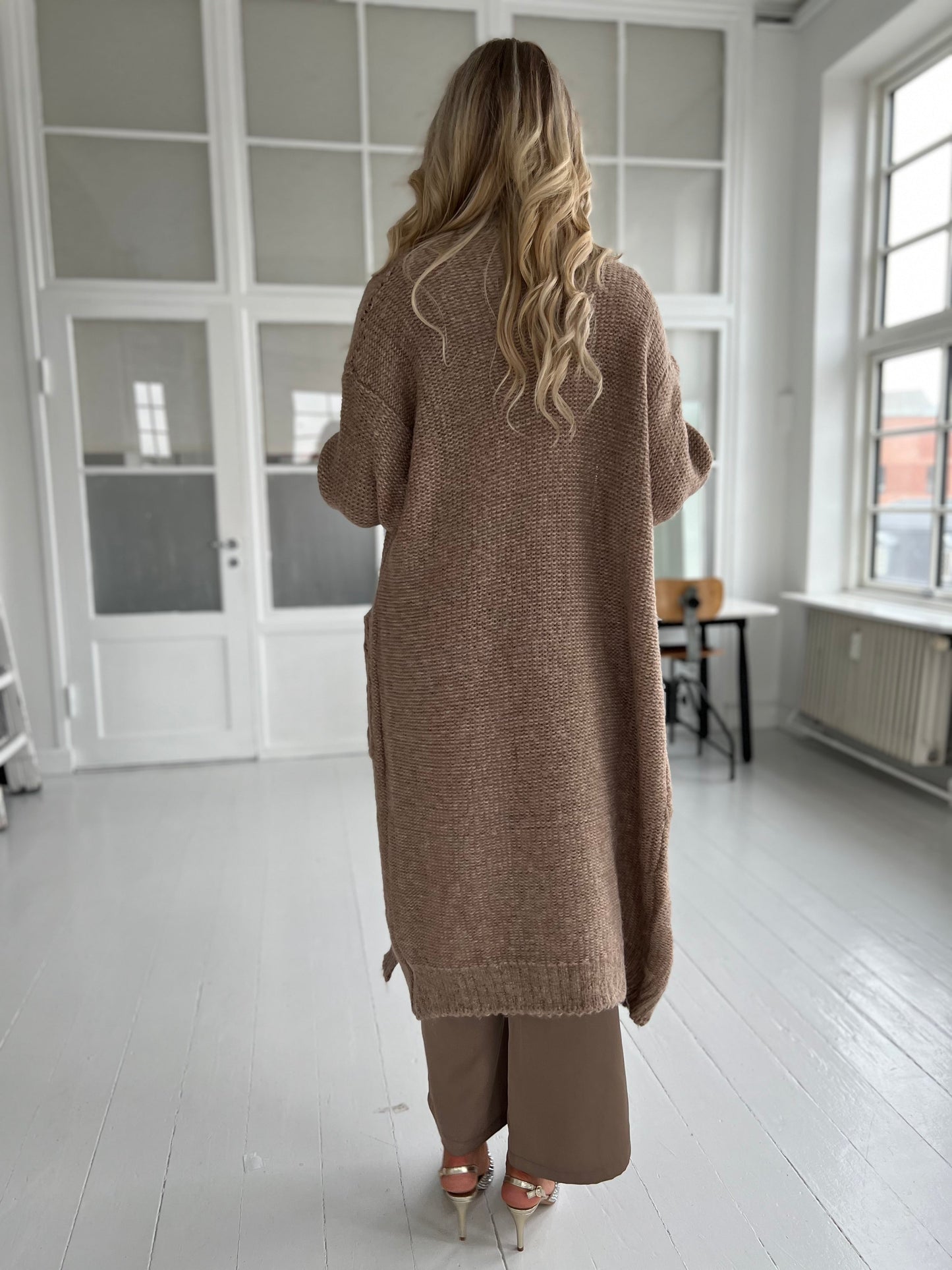 Azaka long knit cardigan (8923) - Set bagfra - Fra webshoppen Aaberg Copenhagen 