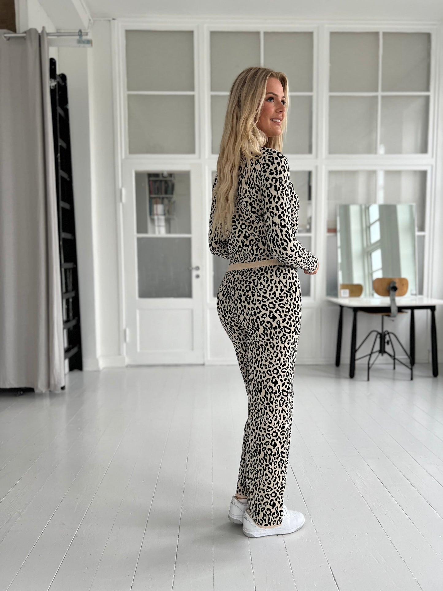 By Elsa leopard knit set (5606). Set bagfra. Aaberg Copenhagen 