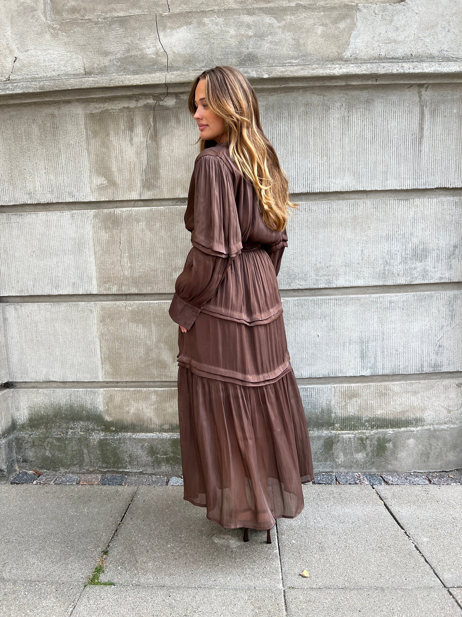 Model i Flam choko satin dress fra webshoppen Aaberg Copenhagen