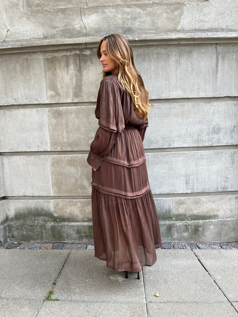 Model i Flam choko satin dress fra webshoppen Aaberg Copenhagen