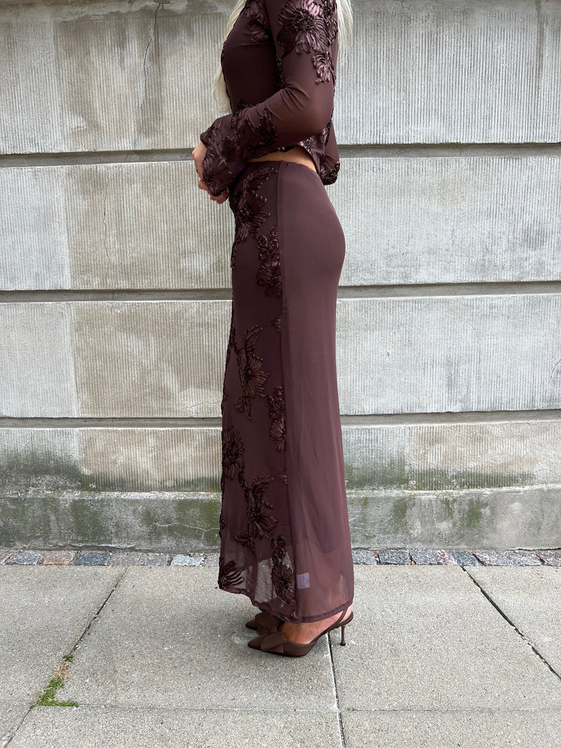 Model i Flam brown flower skirt fra webshoppen Aaberg Copenhagen