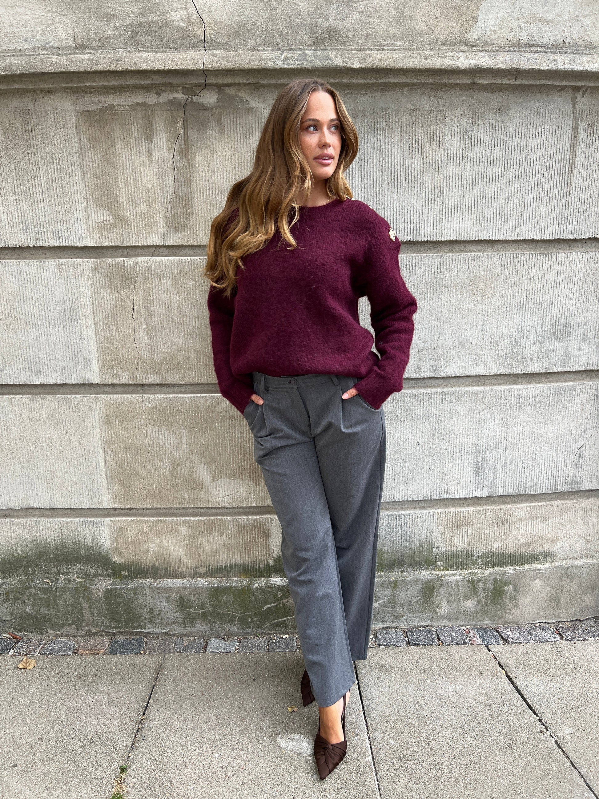 Model i Azaka bordeaux knit fra webshoppen Aaberg Copenhagen