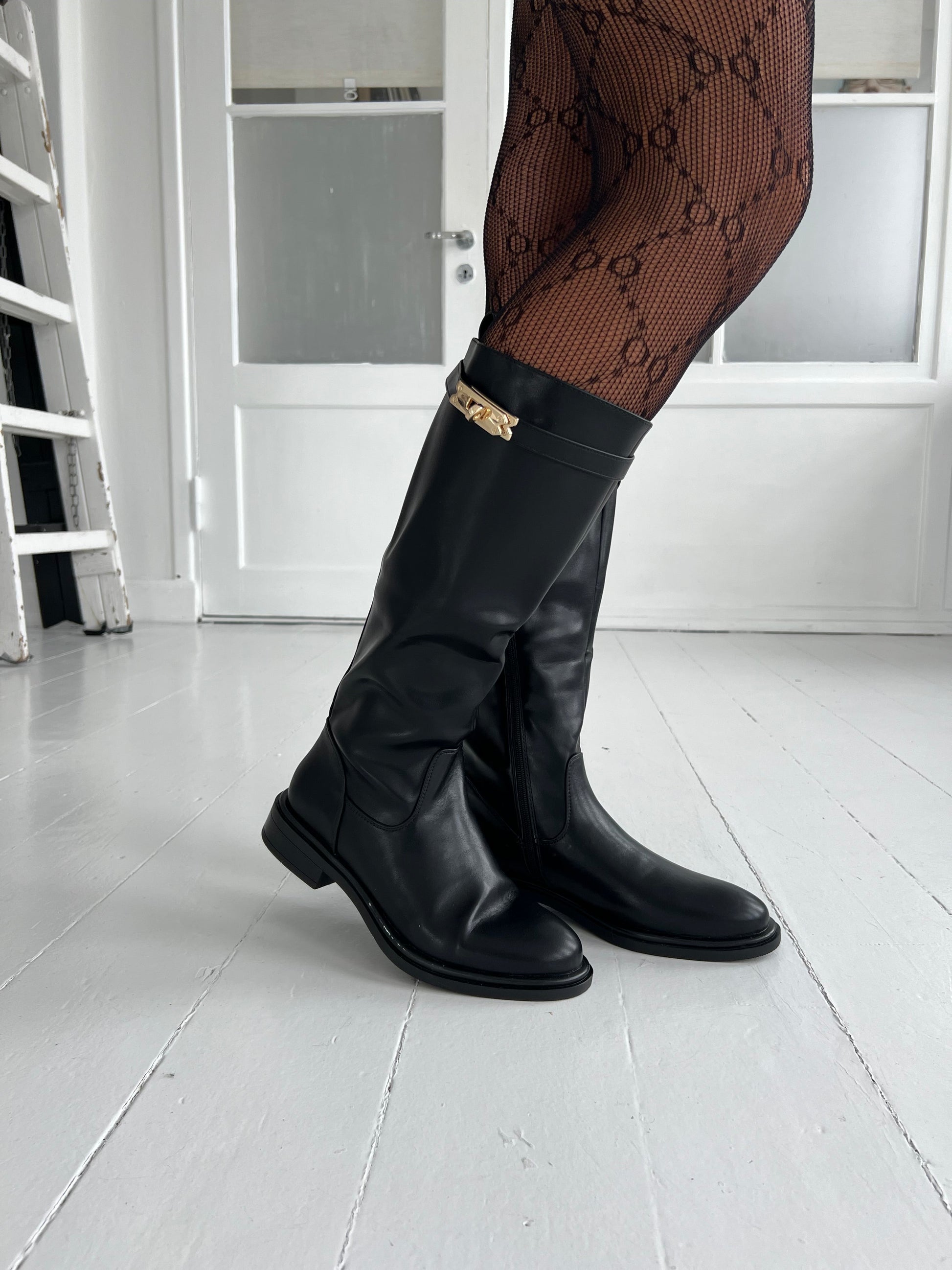 Ideal black boot (5816) - Viser rund snude - fra webshoppen Aaberg Copenhagen