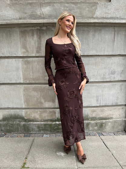 Model i Flam brown flower skirt fra webshoppen Aaberg Copenhagen