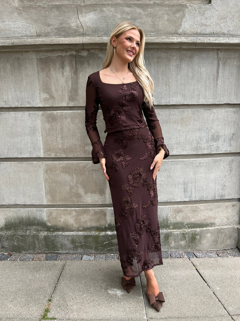 Model i Flam brown flower skirt fra webshoppen Aaberg Copenhagen