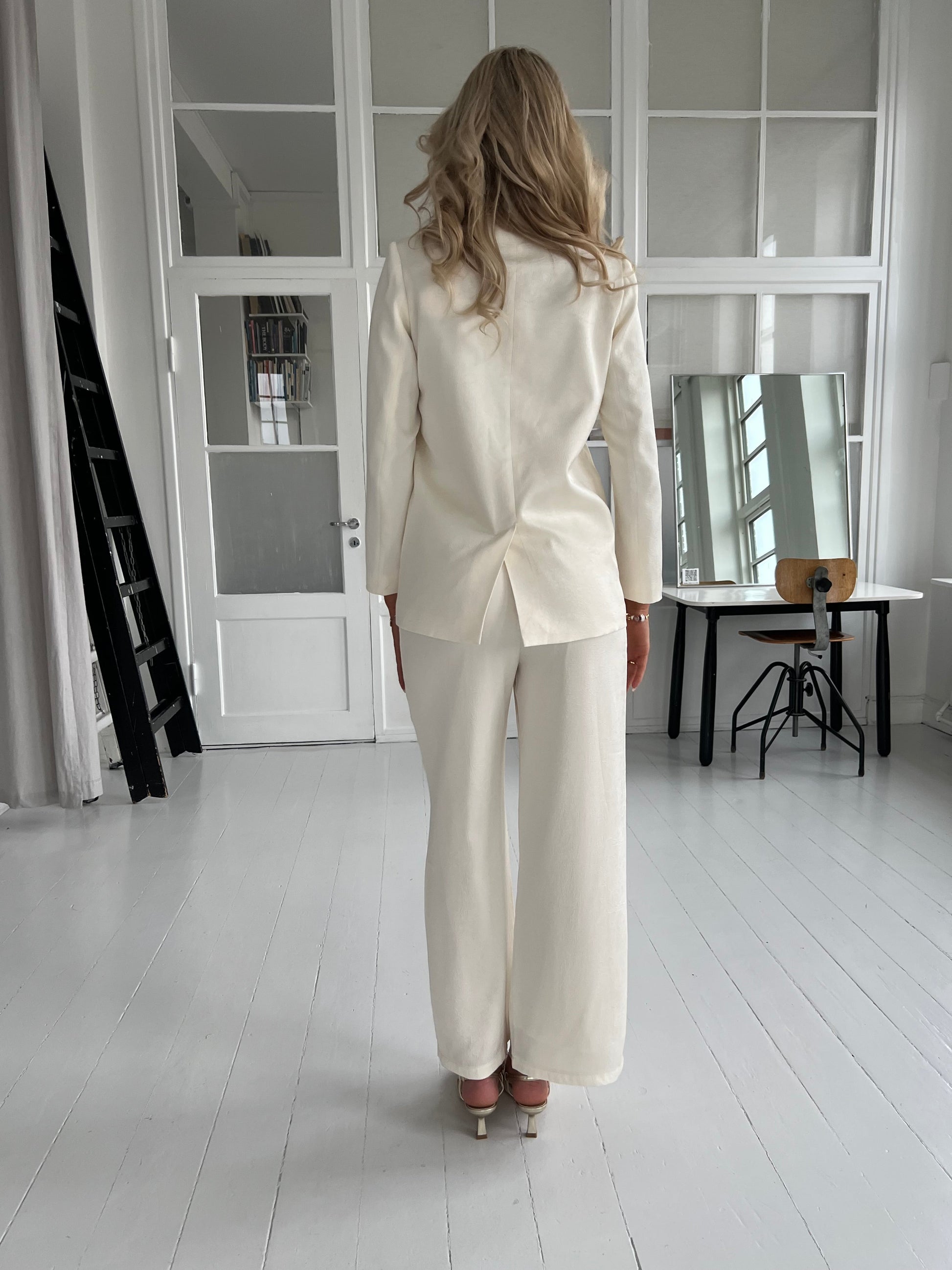 Elli White creme satin blazer fra webshoppen Aaberg Copenhagen