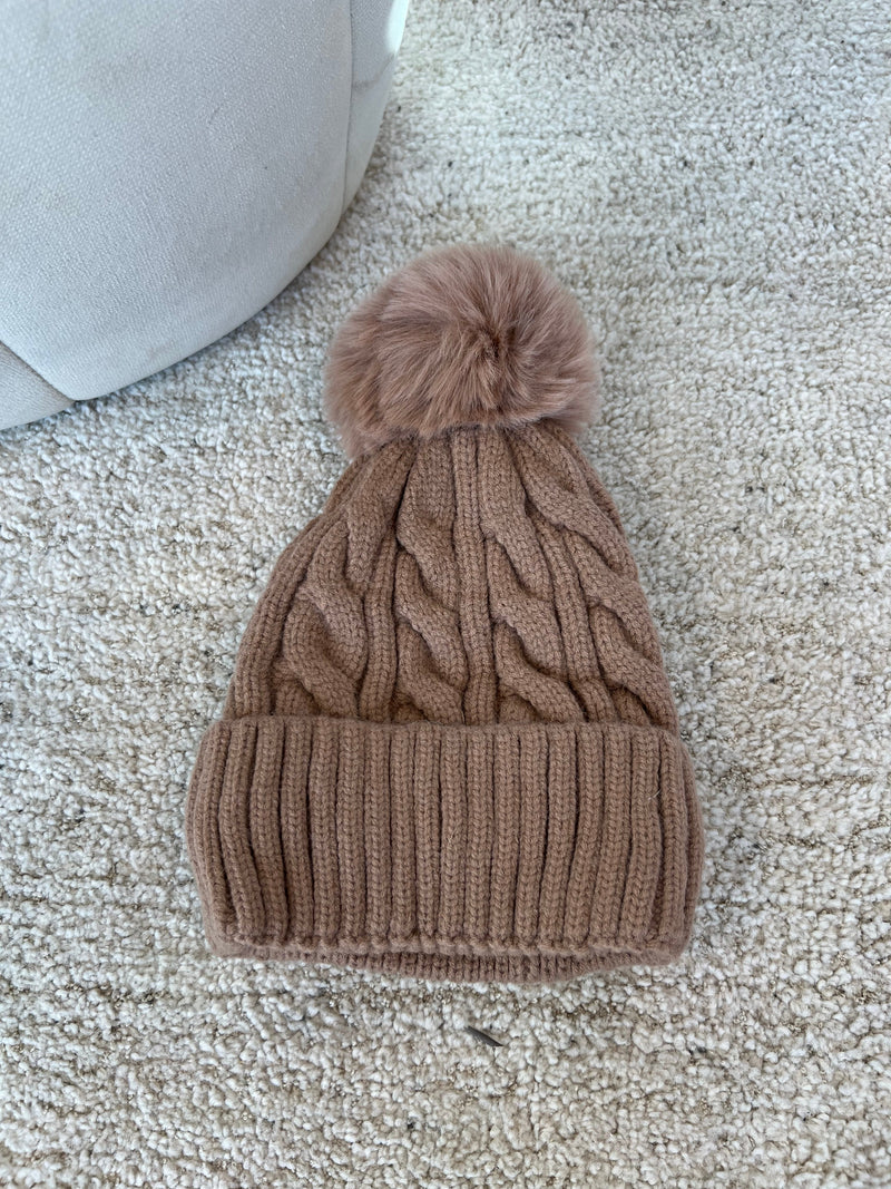 Camel pompom hat (5552) fra webshoppen Aaberg Copenhagen