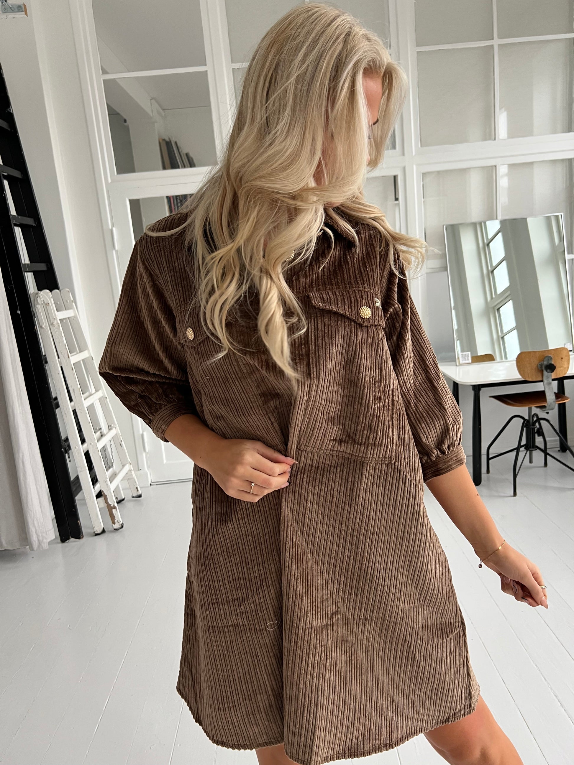 Malmø Corduroy Dress taupe (7329)-kjole-Aaberg Copenhagen