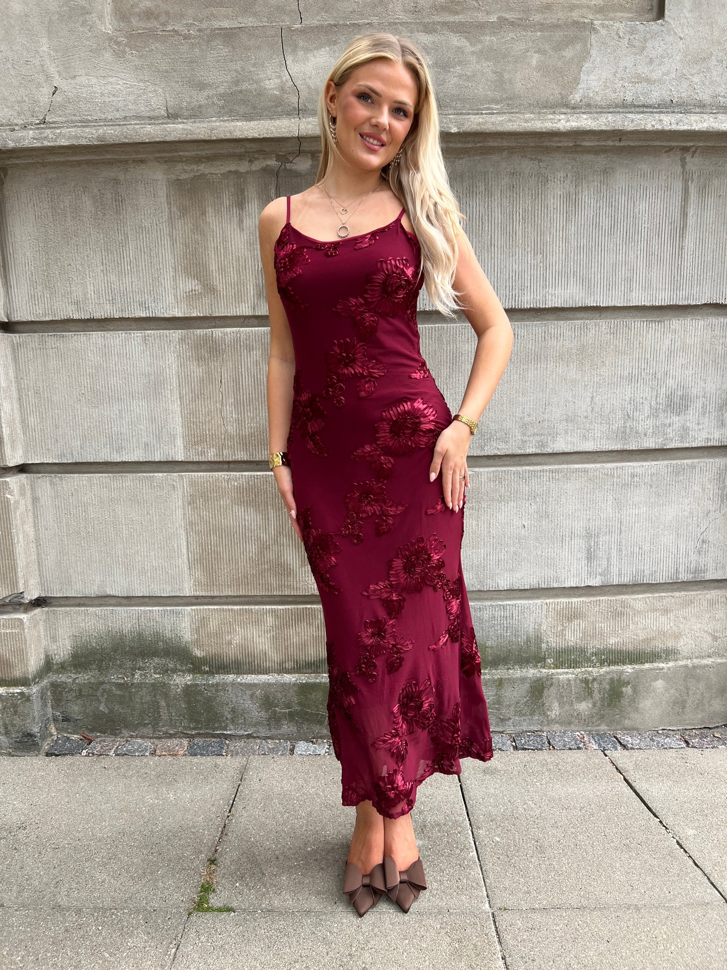 Model i Moocci wine red dress fra webshoppen Aaberg Copenhagen