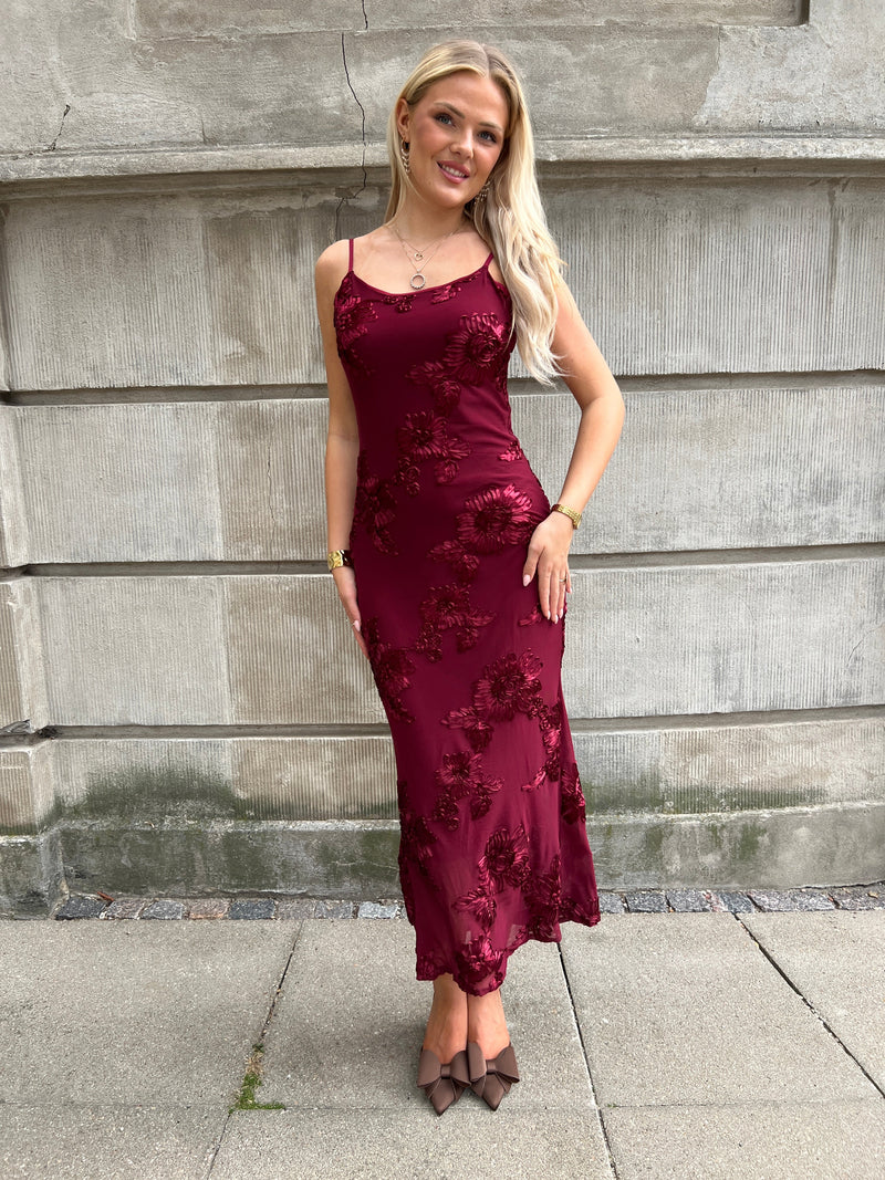 Model i Moocci wine red dress fra webshoppen Aaberg Copenhagen