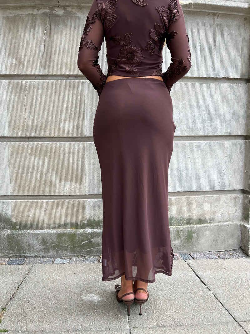 Model i Flam brown flower skirt fra webshoppen Aaberg Copenhagen