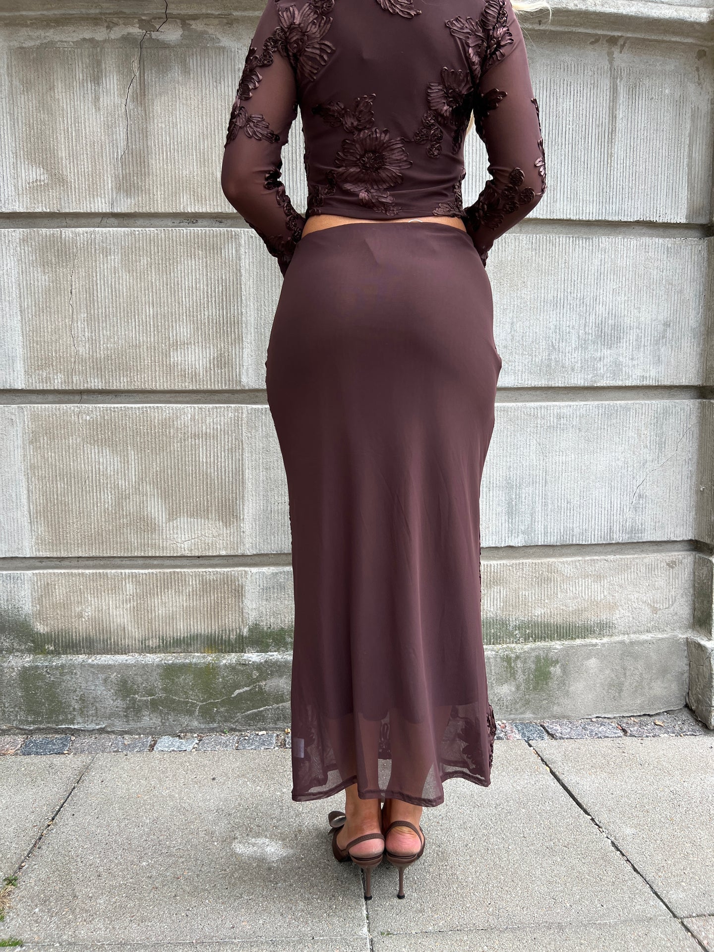 Model i Flam brown flower skirt fra webshoppen Aaberg Copenhagen