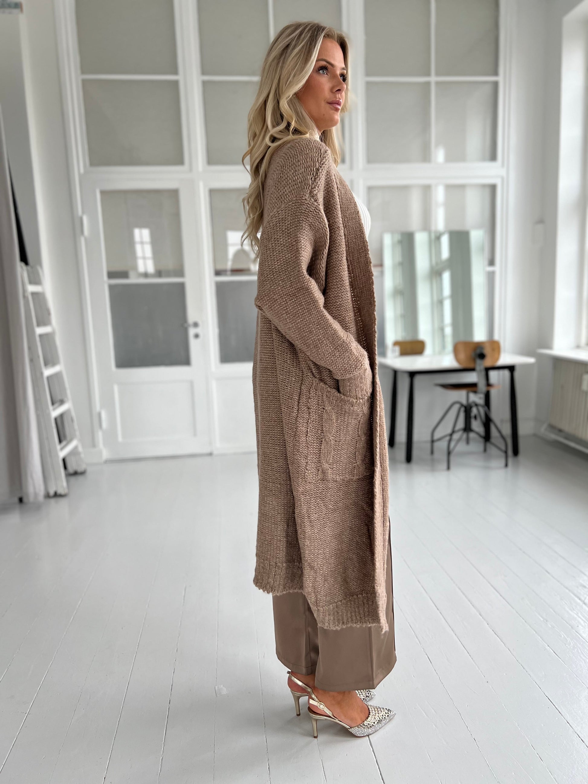 Azaka long knit cardigan (8923) - Set fra siden - Fra webshoppen Aaberg Copenhagen 