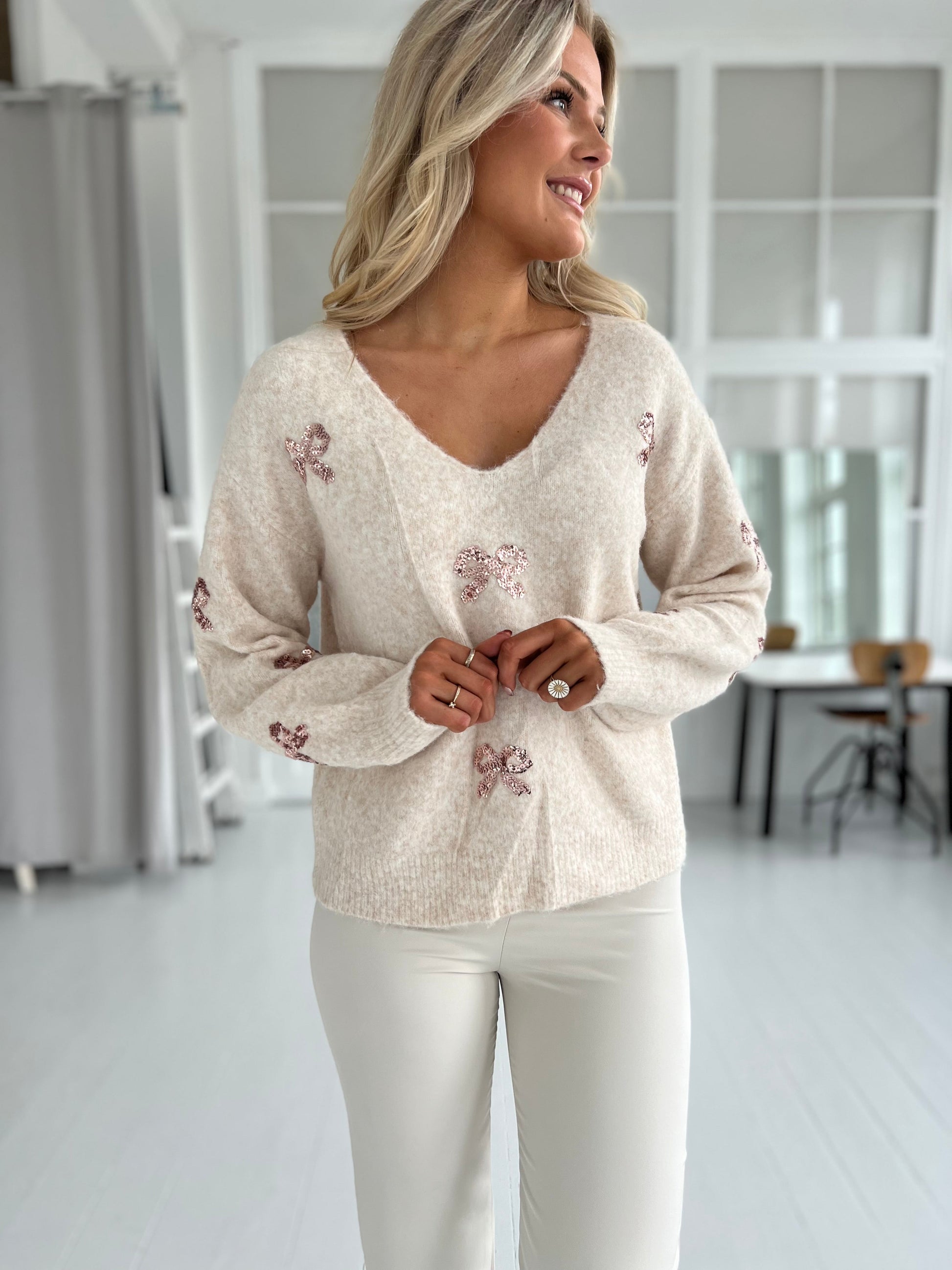 Graciela beige knit (8153) - viser  glitrende pailletsløjfer på forsiden - Fra webshoppen Aaberg Copenhagen 