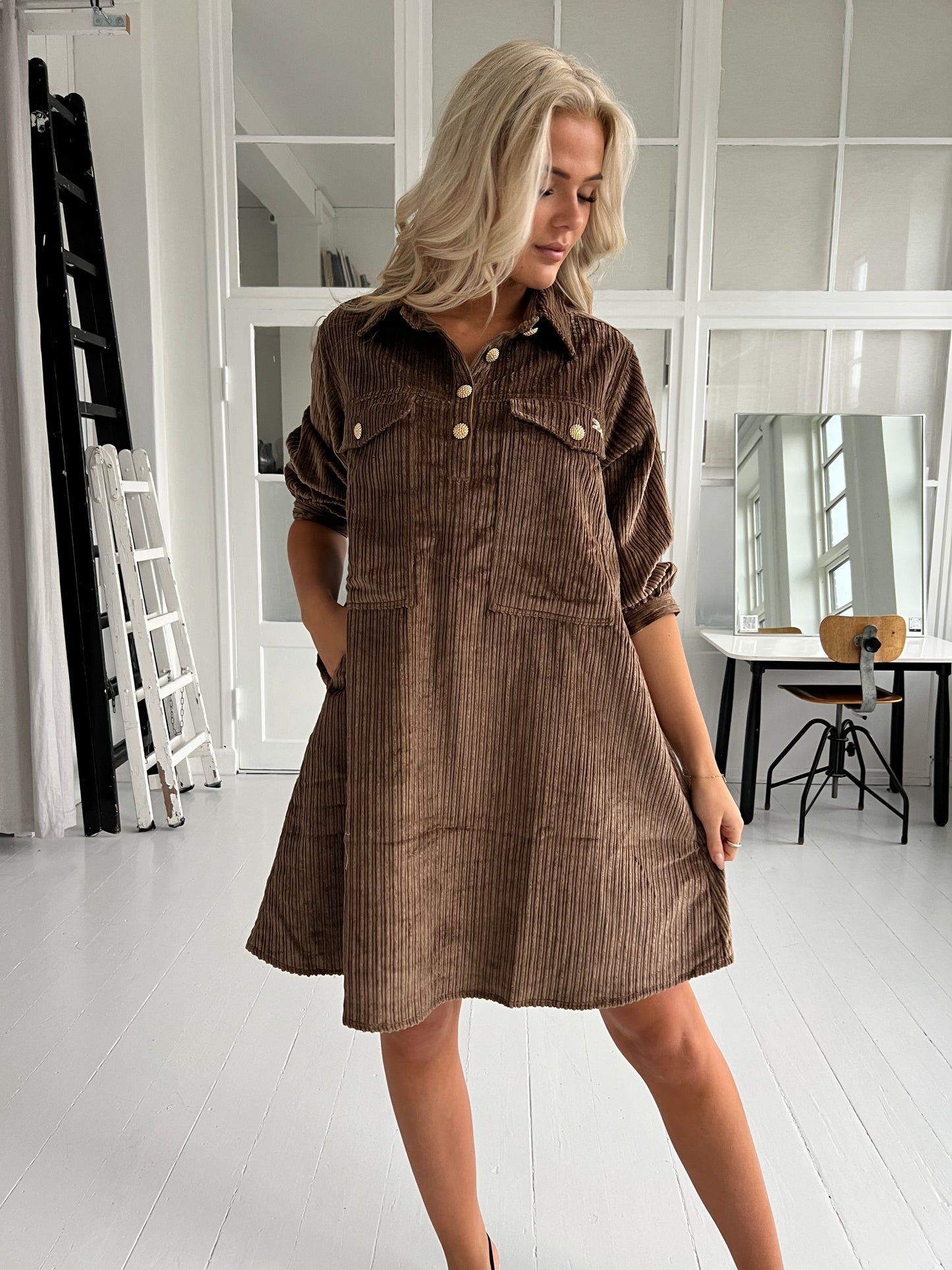 Malmø Corduroy Dress taupe (7329)-kjole-Aaberg Copenhagen