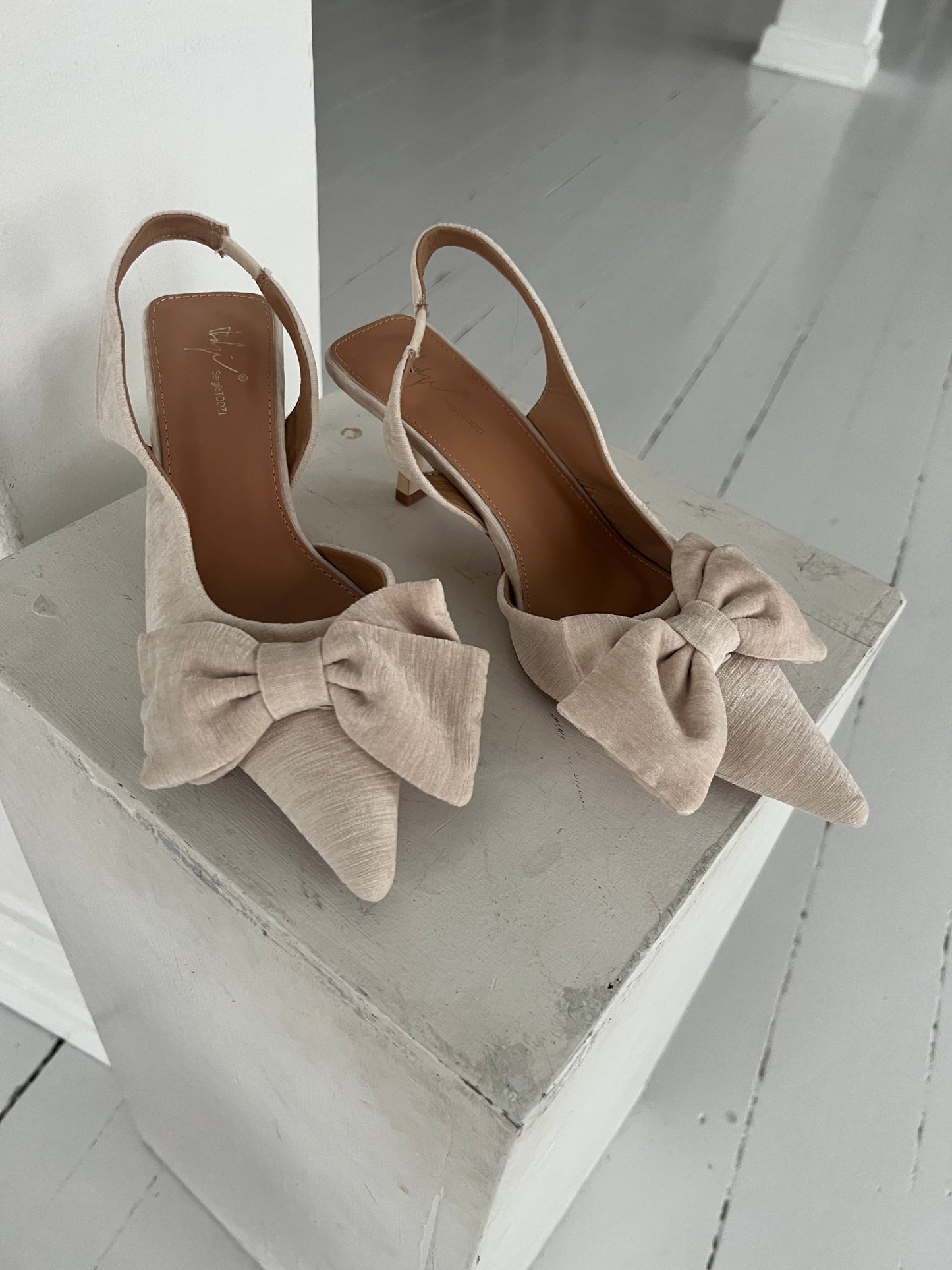 Gowin beige bow heel