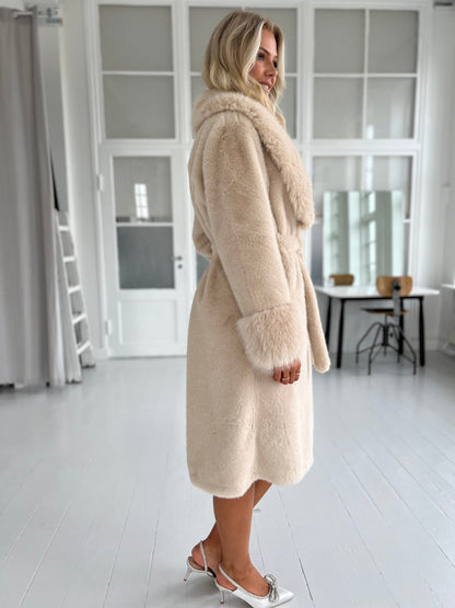 Azaka beige faux fur (5573) - viser pelsdetaljer på ærme - Fra webshoppen Aaberg Copenhagen