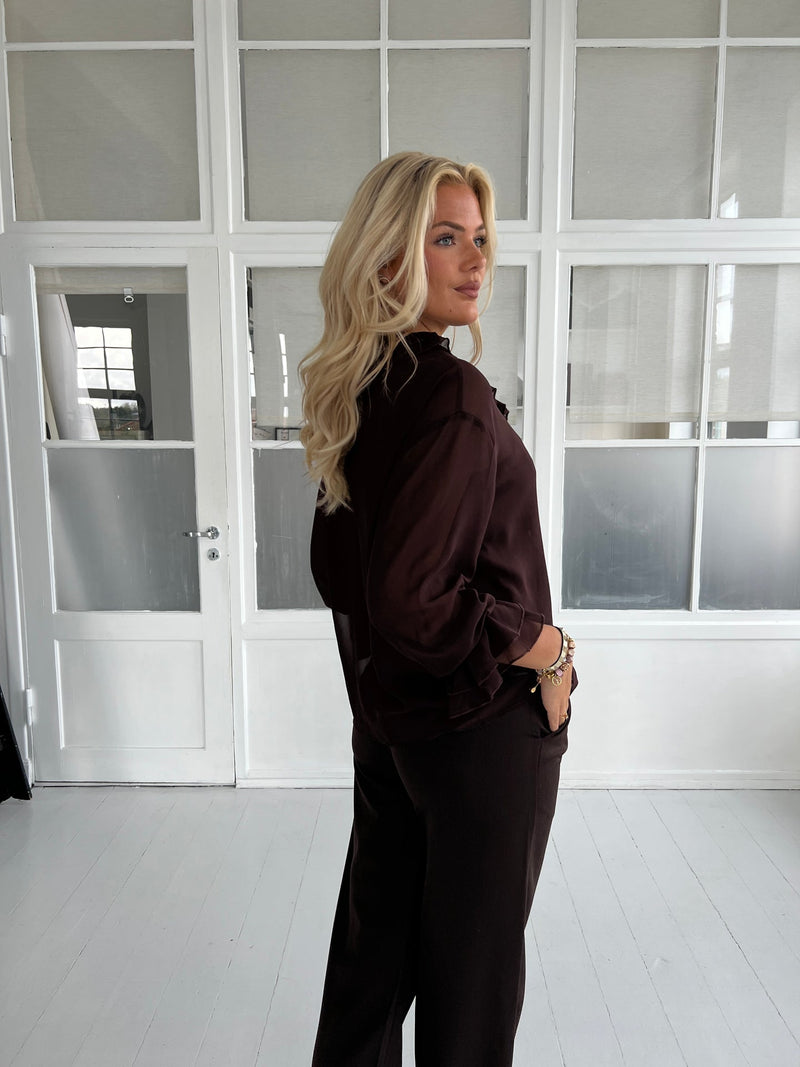 Azaka choko ruffle shirt fra webshoppen Aaberg Copenhagen