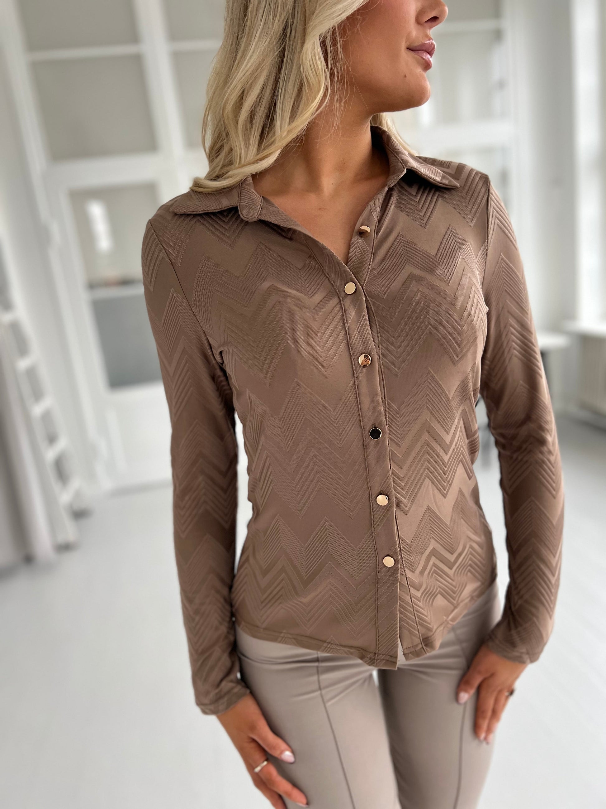 By Swan taupe elastan blouse (8790) - Fremviser skjortekrave - fra webshoppen Aaberg Copenhagen