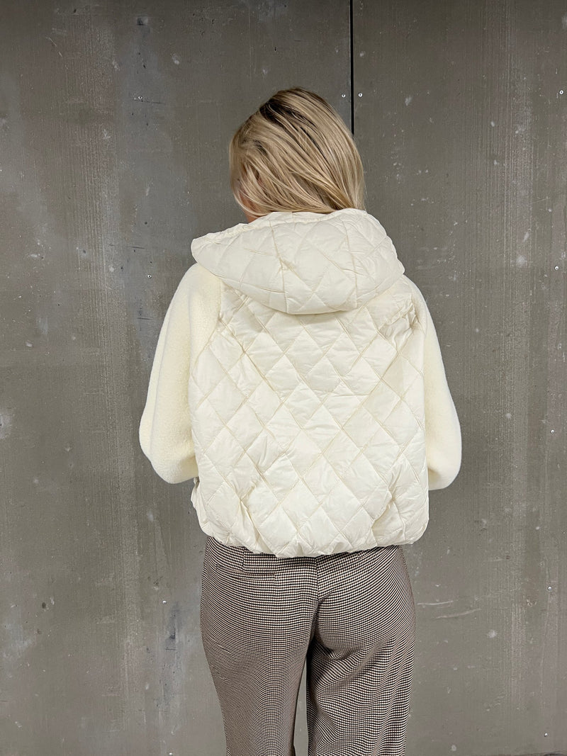 Azaka white cardigan jacket fra webshoppen - Aaberg Copenhagen