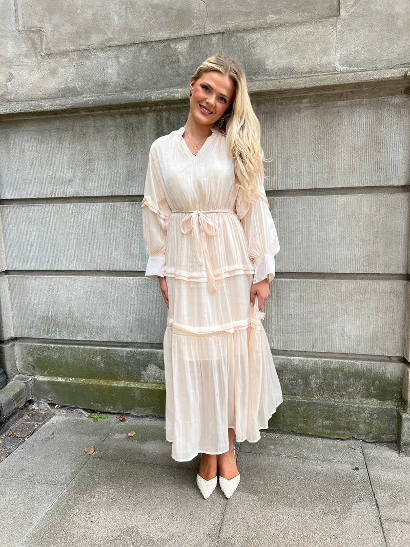 Model i Flam beige satin dress fra webshoppen Aaberg Copenhagen