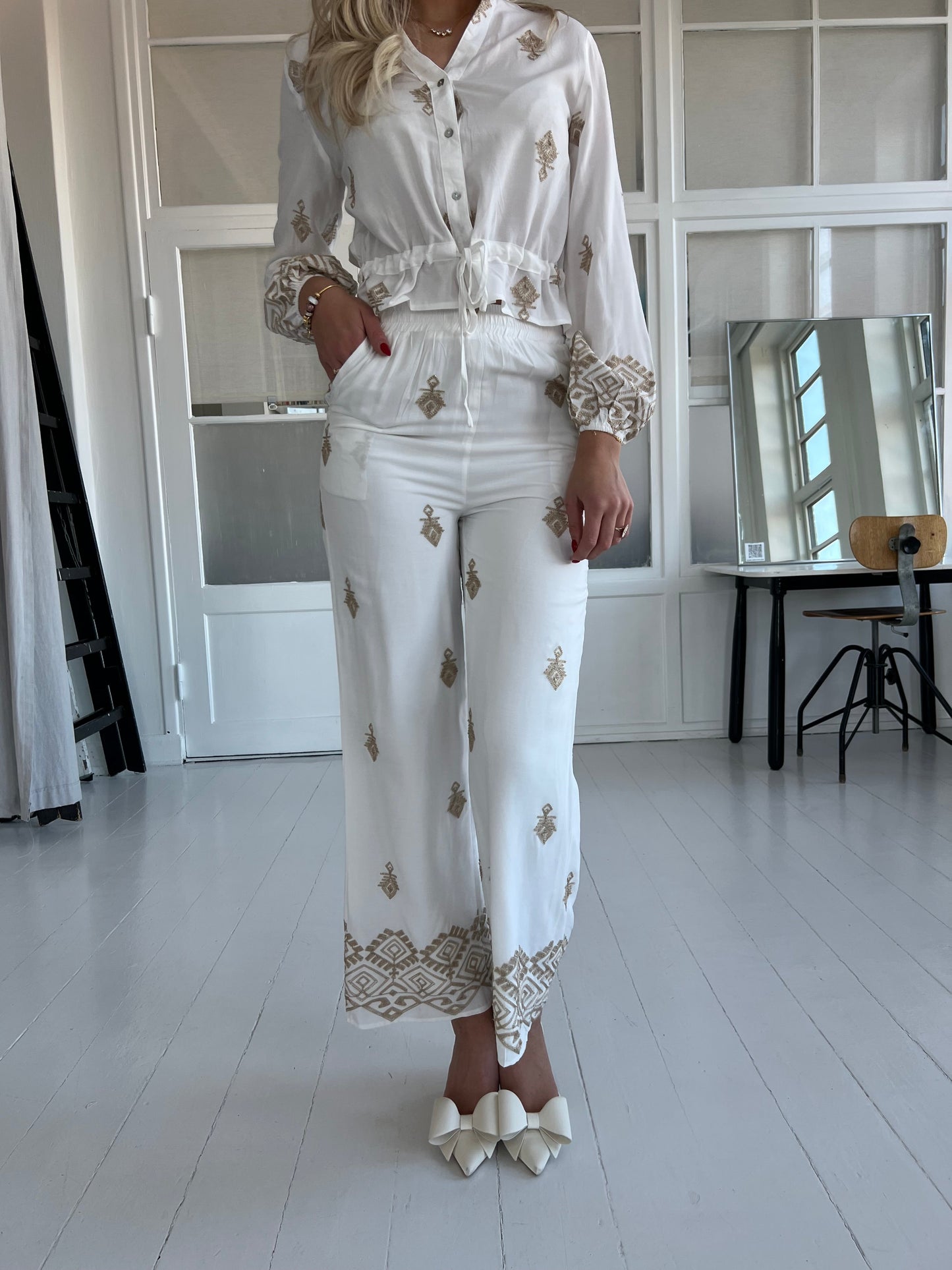 Exquiss White/gold pants