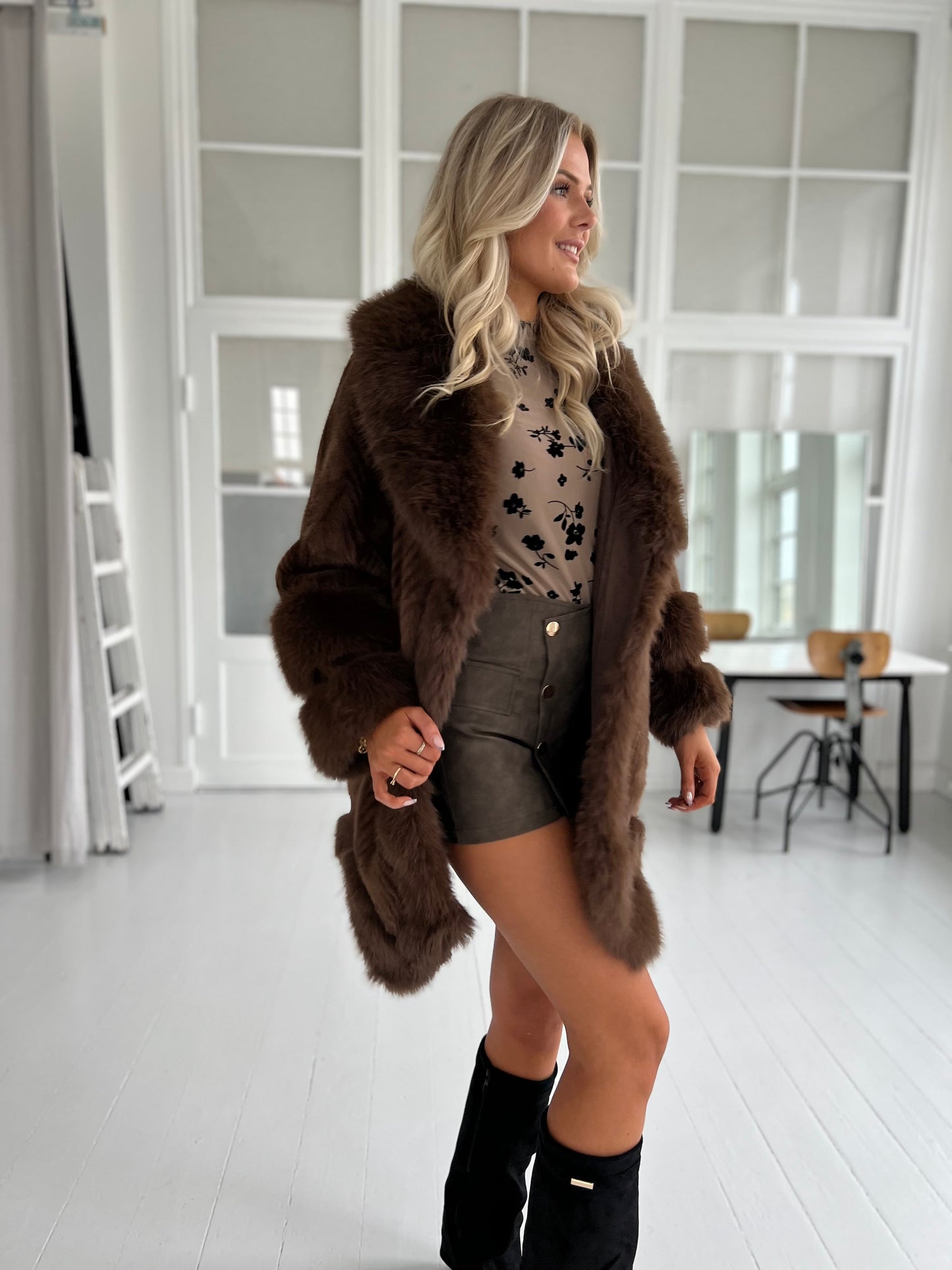 Azaka choko faux fur (9240) - Set forfra, viser pels detaljer - Fra webshoppen Aaberg Copenhagen