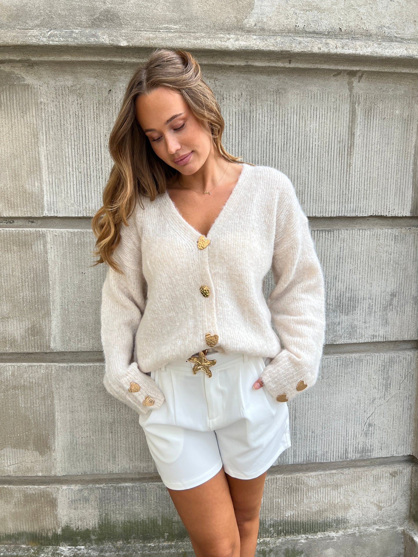 Model i Azaka beige cardigan fra webshoppen Aaberg Copenhagen