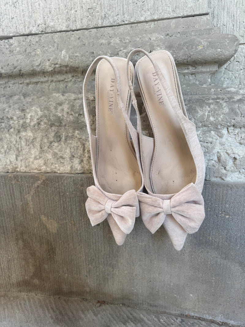 DV beige bow heel