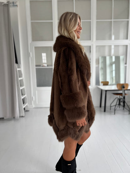 Azaka choko faux fur (9240) - pels ved krave og ærmer, set fra siden - Fra webshoppen Aaberg Copenhagen