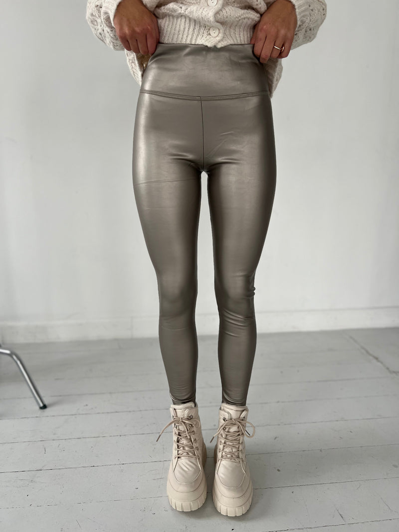 Model i Boom shiny taupe leggings (8301) fra webshoppen Aaberg Copenhagen