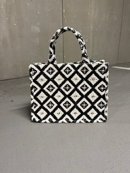 Sort og hvid mønstret tote bag i blødt stof – Åberg Copenhagen