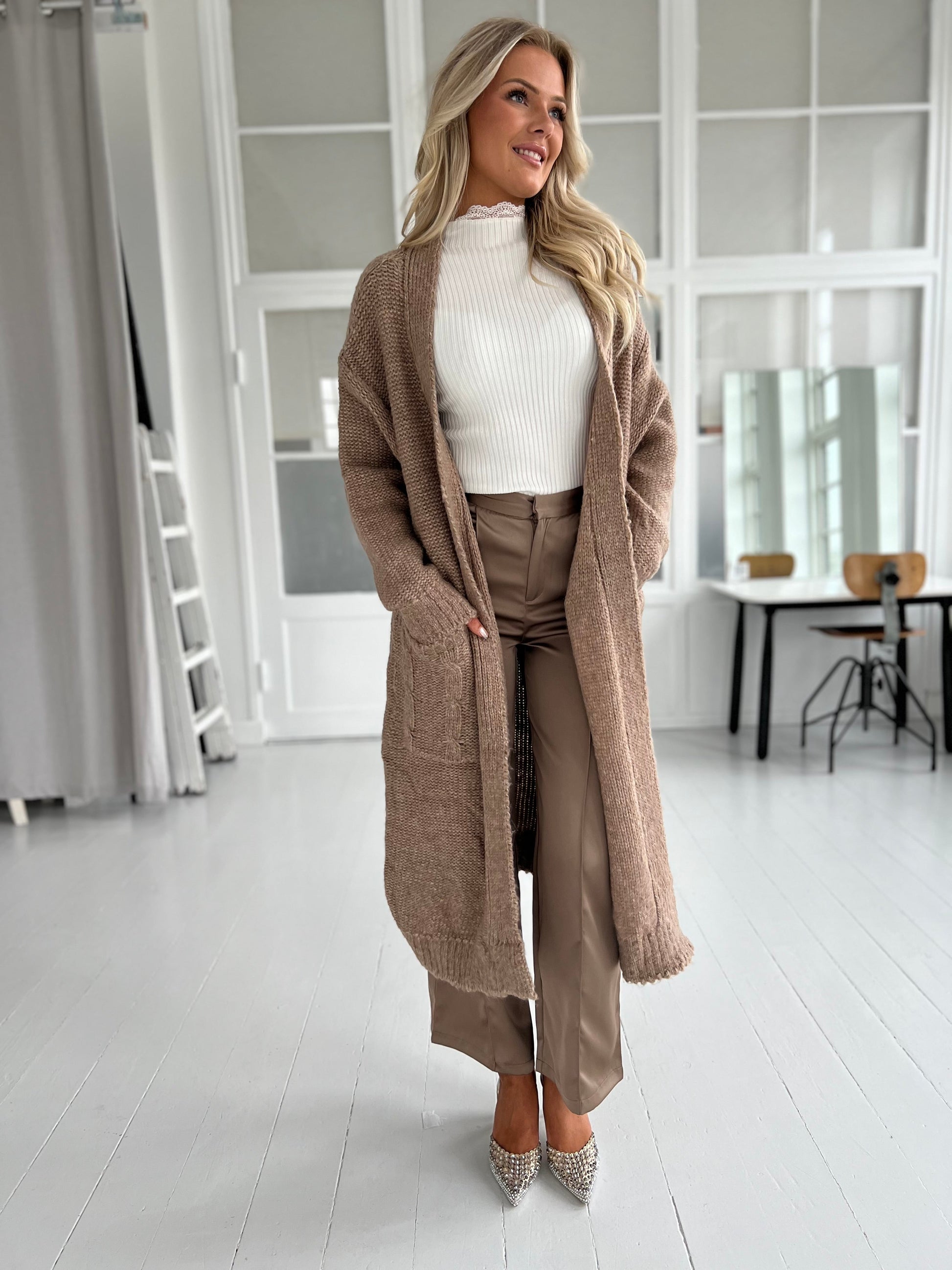 Azaka long knit cardigan (8923) - Set forfra - Fra webshoppen Aaberg Copenhagen 