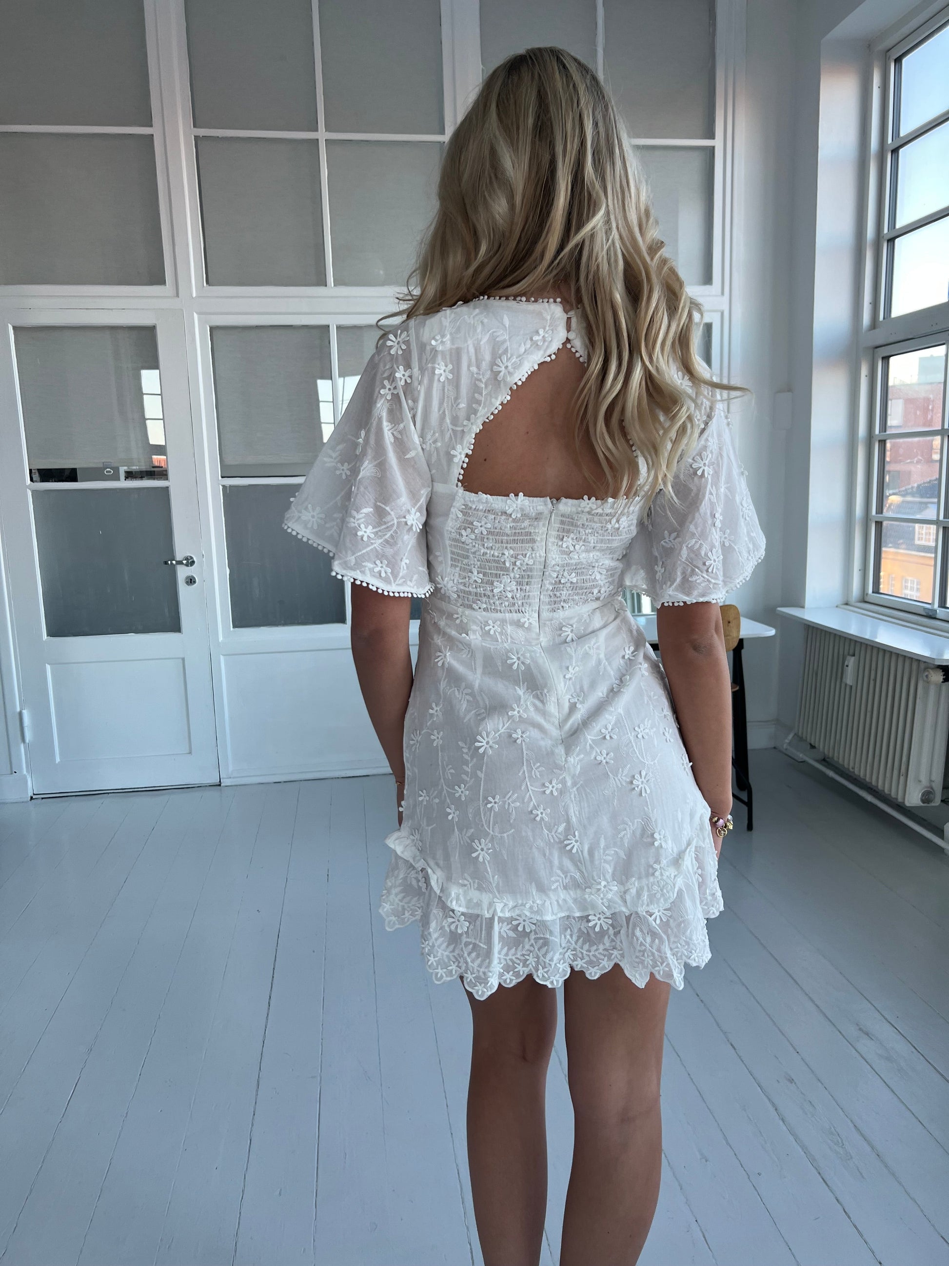 Lily McBee white dress fra webshoppen Aaberg Copenhagen