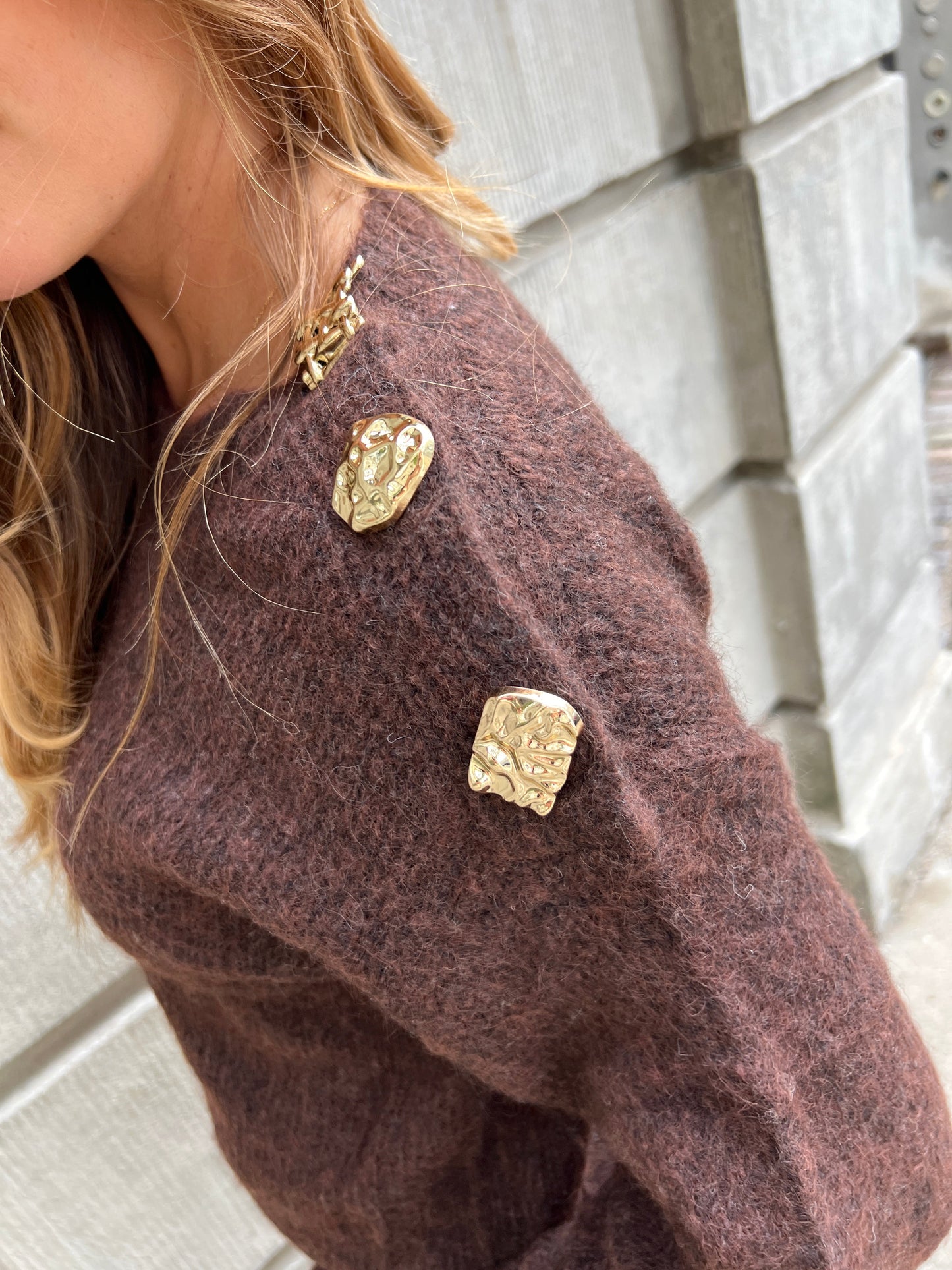 Model i Azaka Dark Brown knit fra webshoppen Aaberg Copenhagen