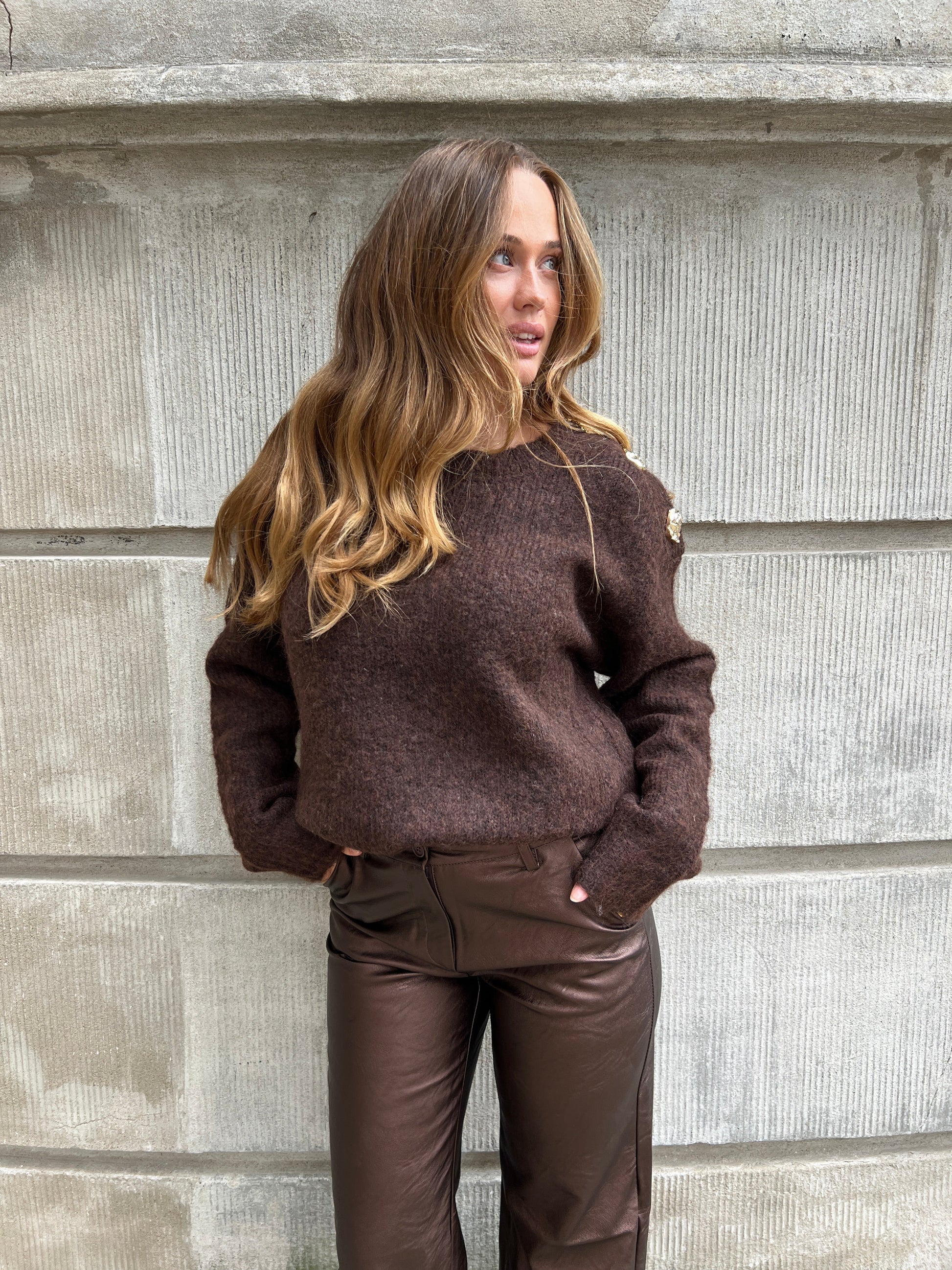Model i Azaka Dark Brown knit fra webshoppen Aaberg Copenhagen