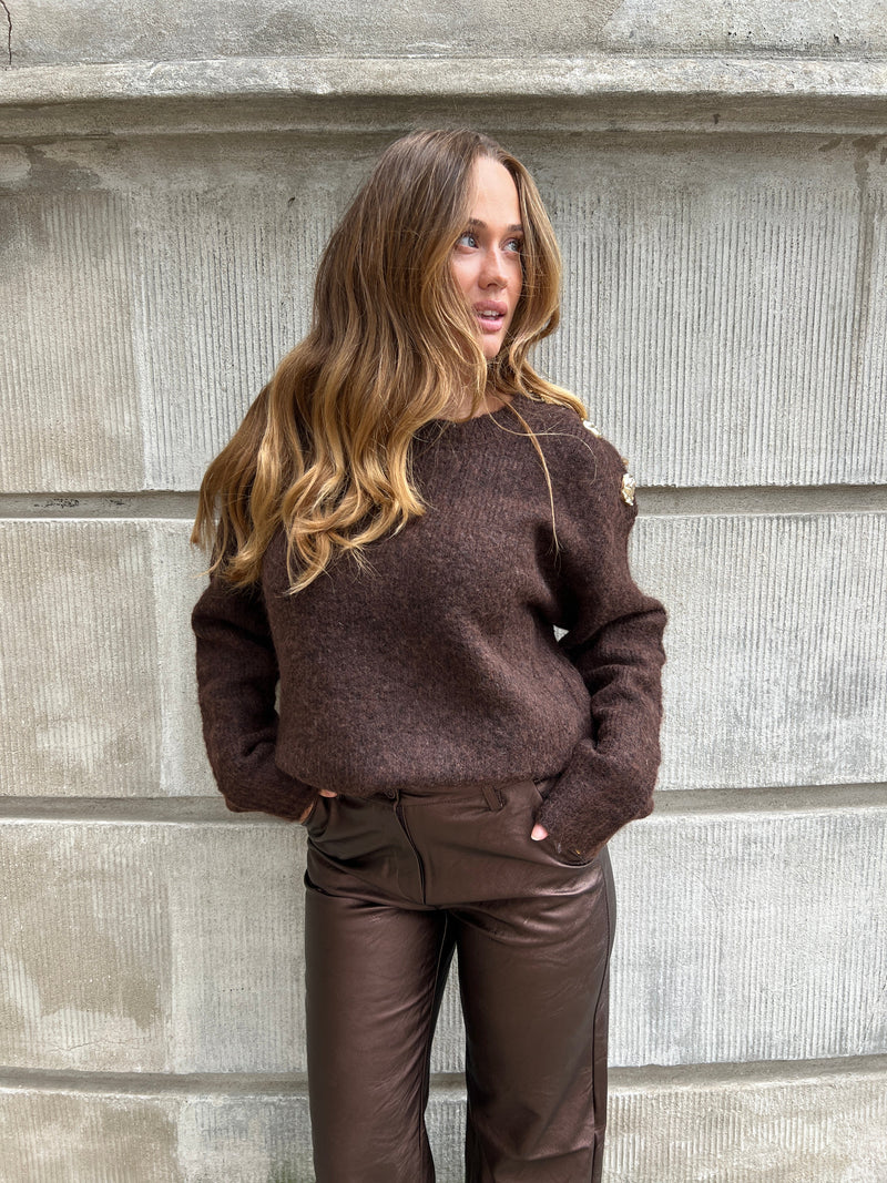 Model i Azaka Dark Brown knit fra webshoppen Aaberg Copenhagen