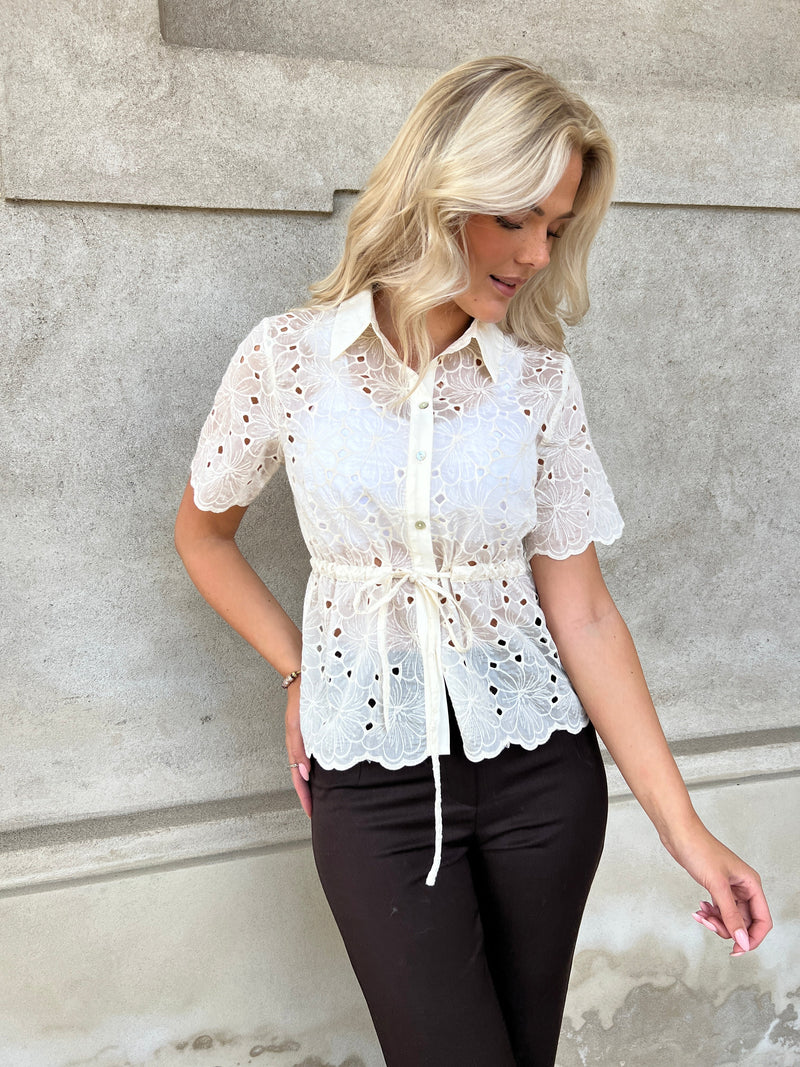 Continue June lace blouse fra webshoppen Aaberg Copenhagen