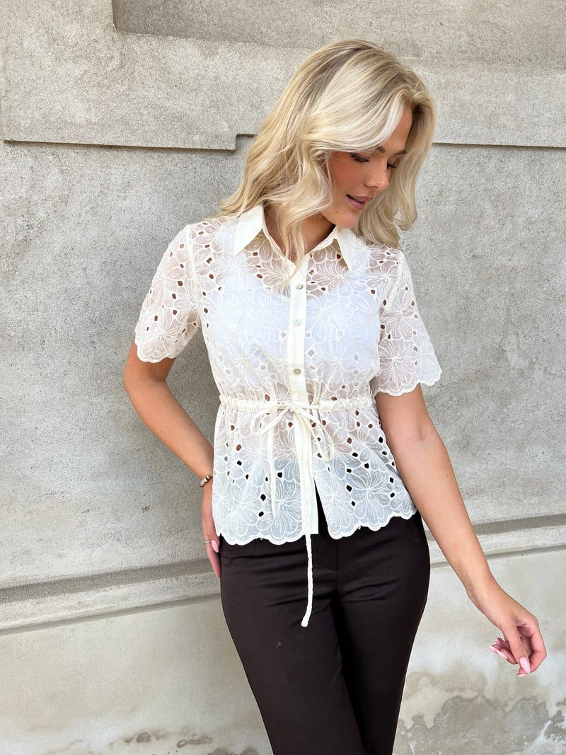 Continue June lace blouse fra webshoppen Aaberg Copenhagen