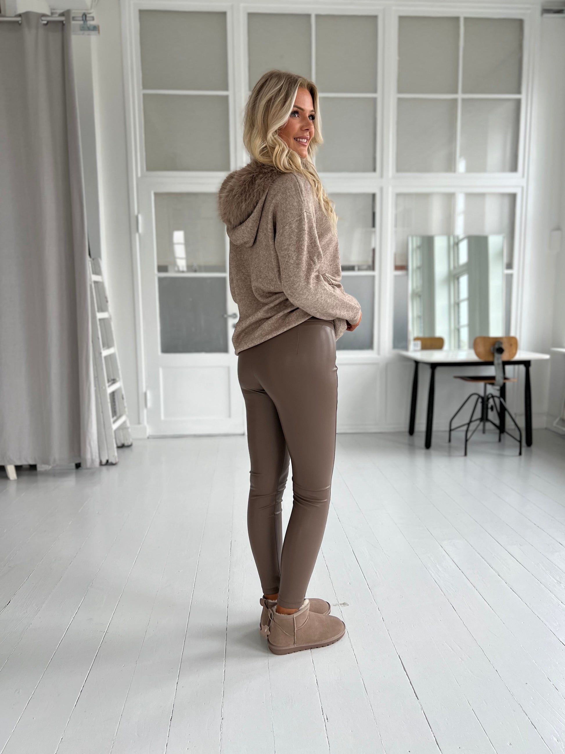 Lamiar taupe cardigan (2001) - Set fra siden -  fra webshoppen Aaberg Copenhagen