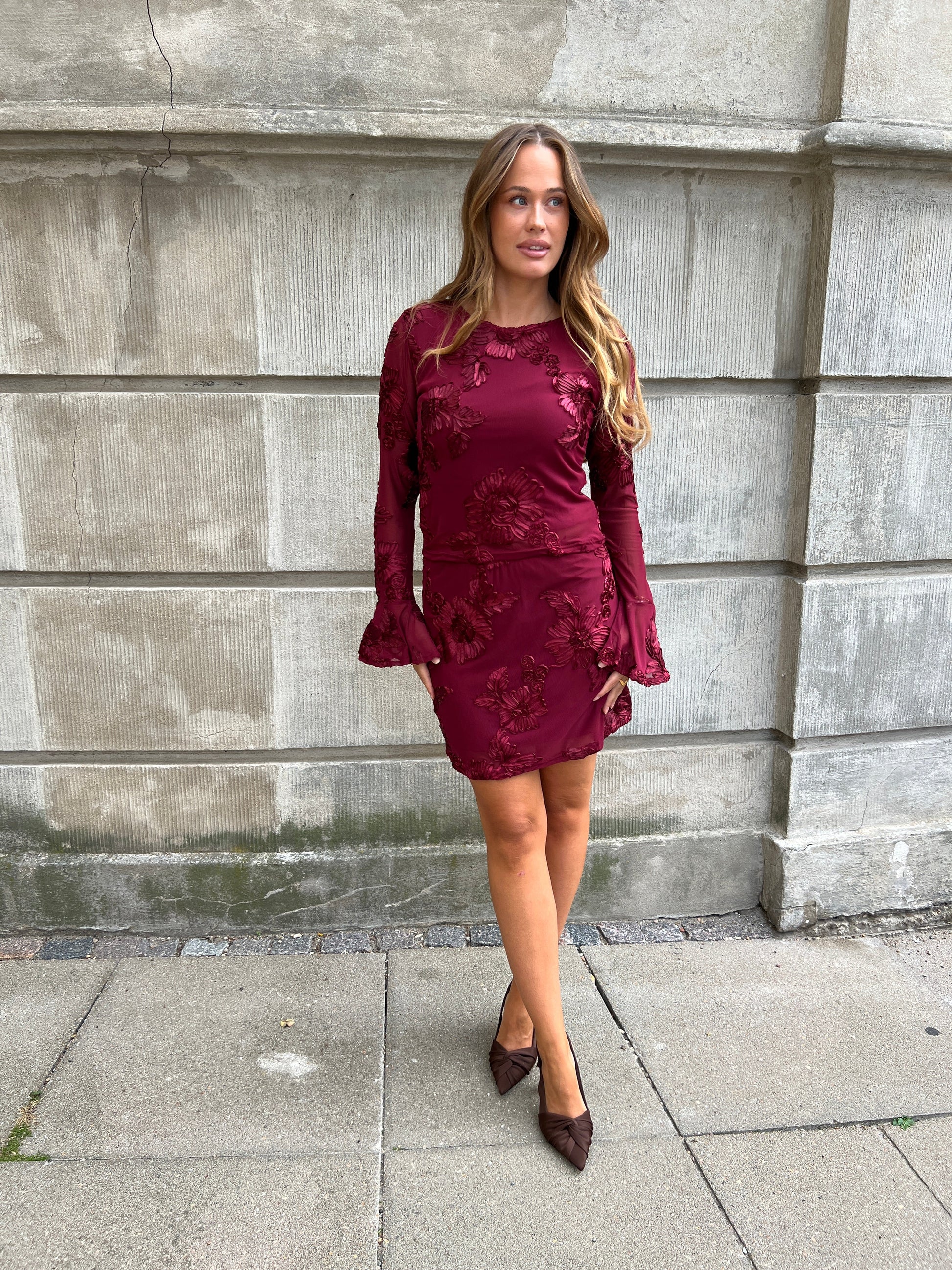 Model i Flam wine red skirt fra webshoppen Aaberg Copenhagen