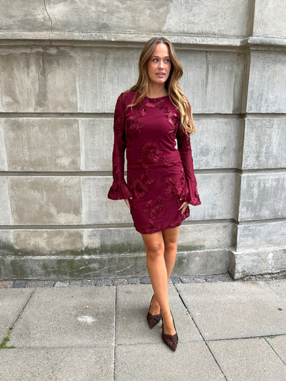 Model i Flam wine red skirt fra webshoppen Aaberg Copenhagen