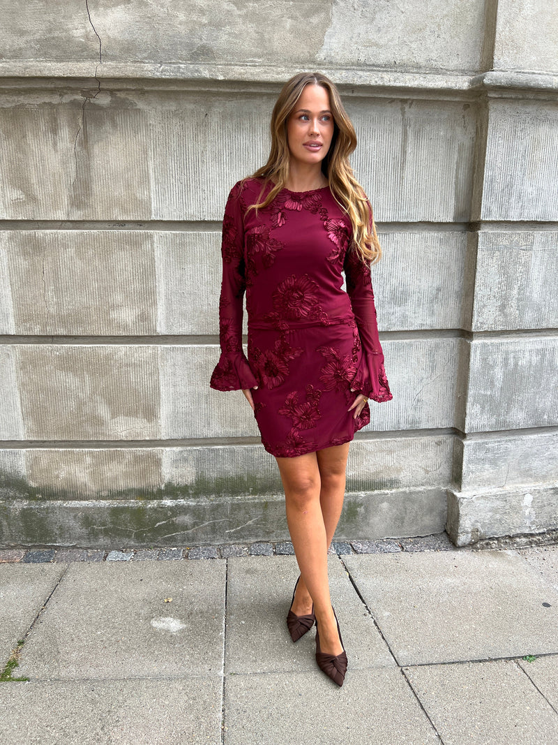 Model i Flam wine red skirt fra webshoppen Aaberg Copenhagen
