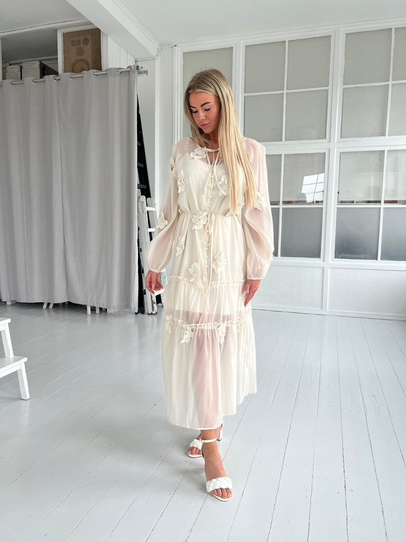 Flam beige bloom dress fra webshoppen Aaberg Copenhagen
