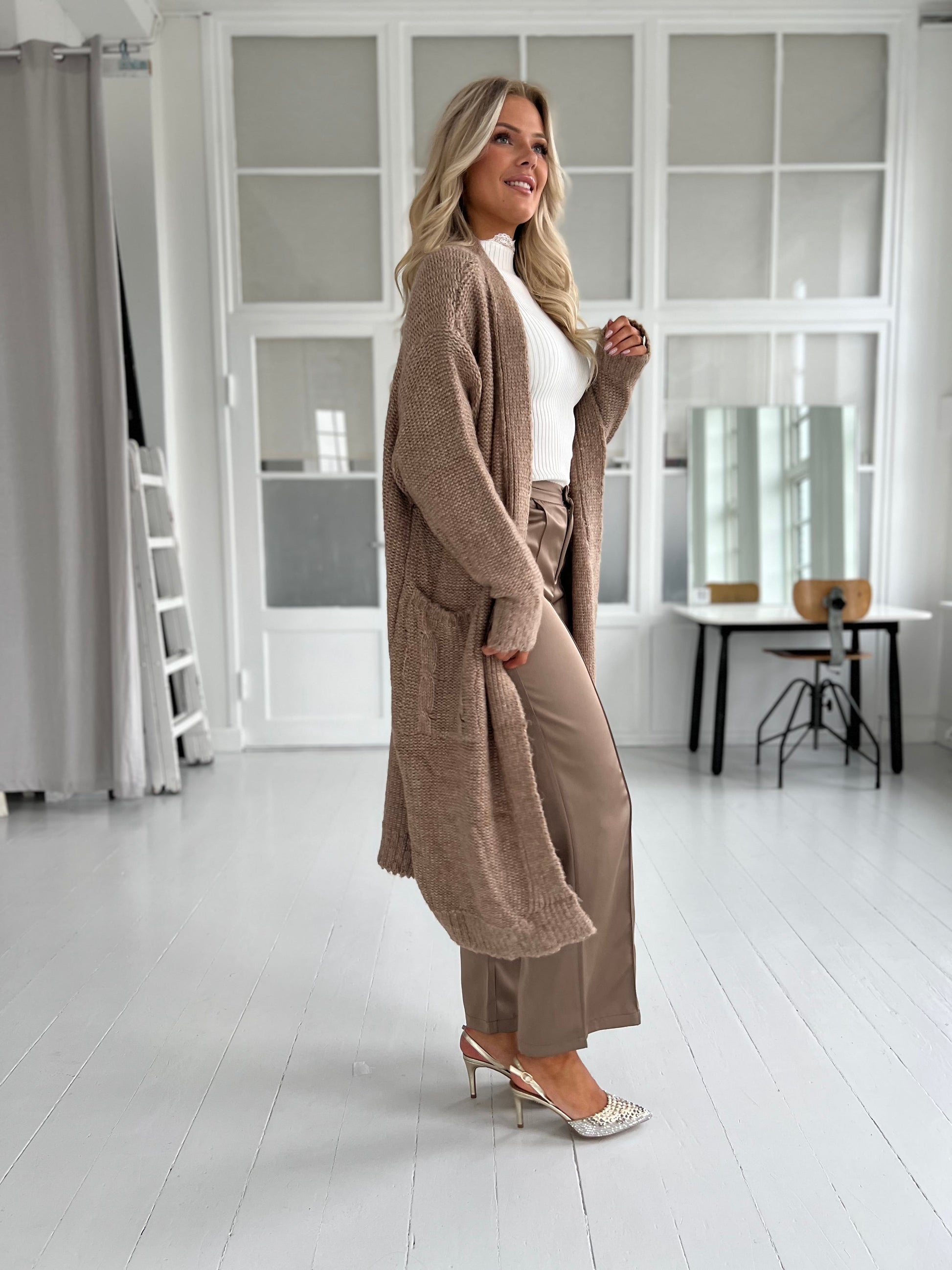 Azaka long knit cardigan (8923) - viser strik detaljer, fra siden - Fra webshoppen Aaberg Copenhagen 