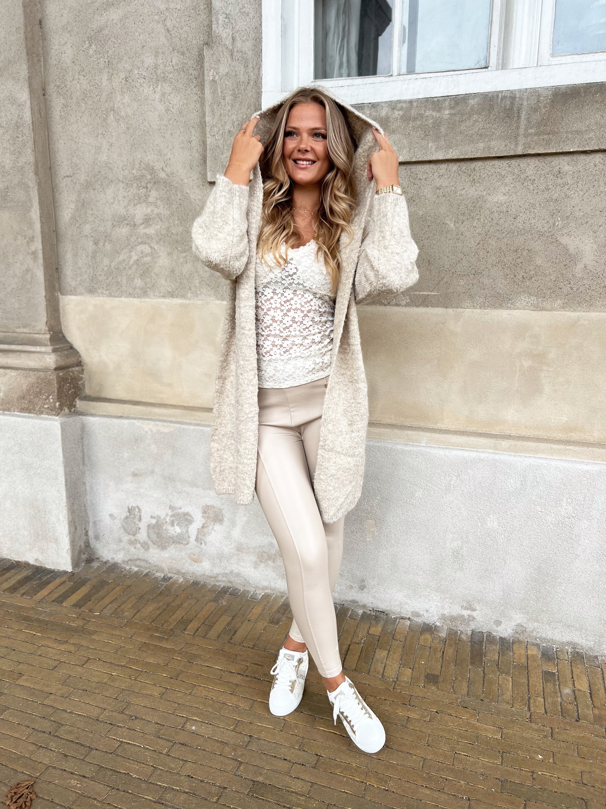 Model i Flora beige leggings (223) fra webshoppen Aaberg Copenhagen