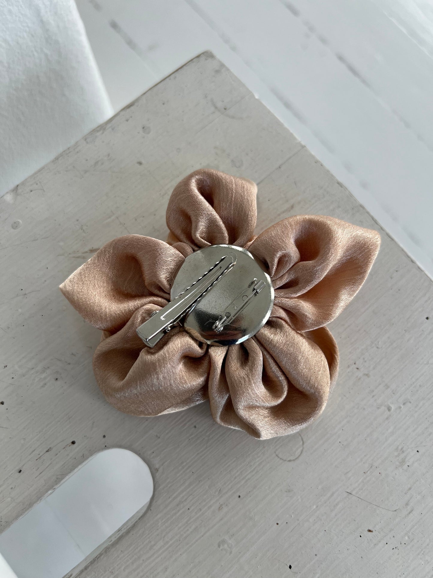 Rose broche