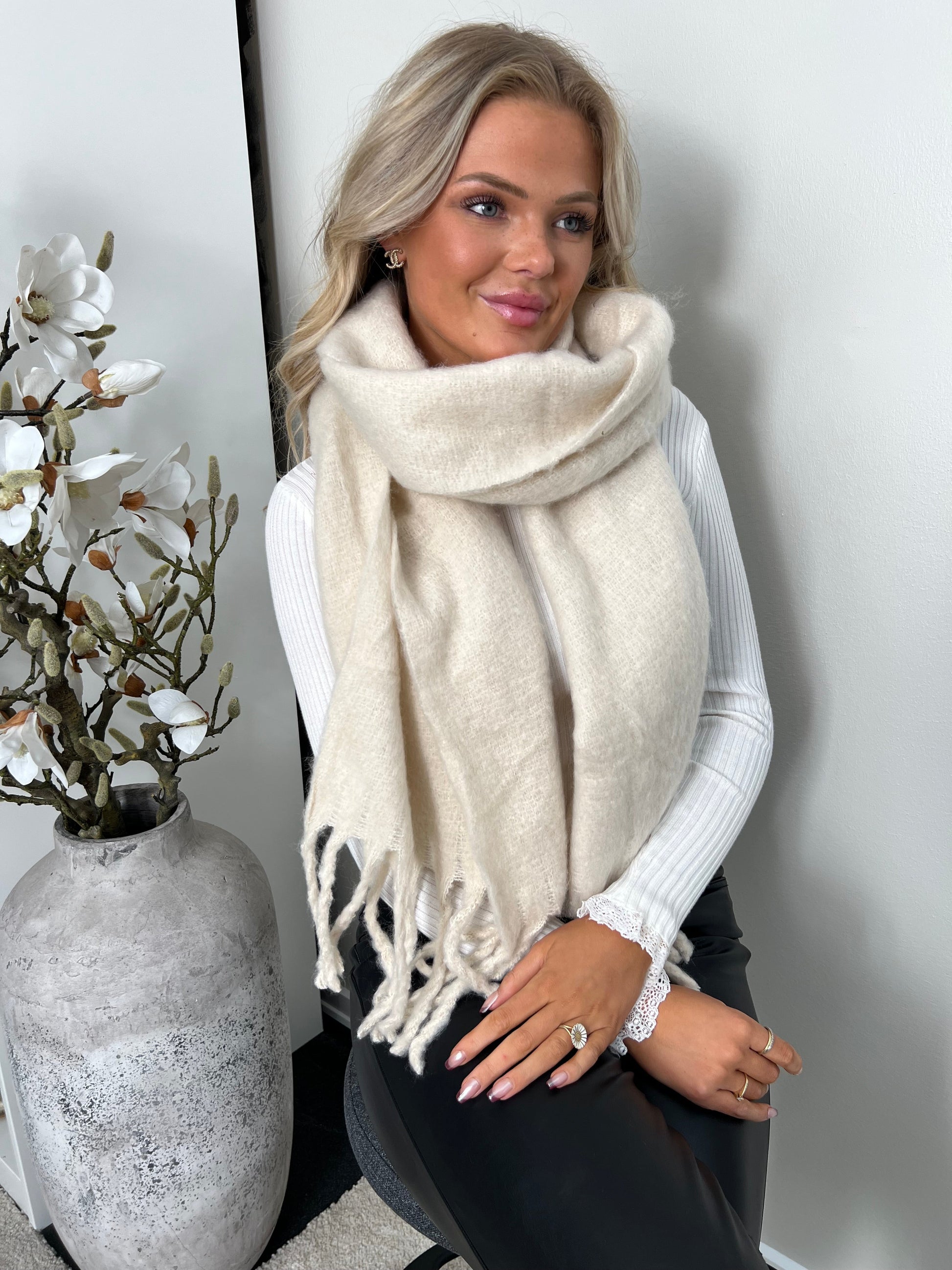 Beige long scarf (6012) fra webshoppen Aaberg Copenhagen